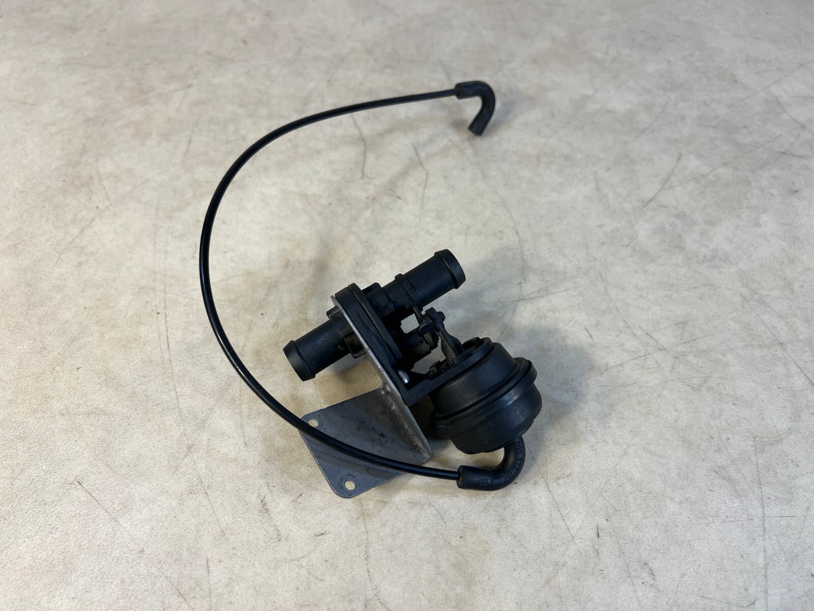 Porsche 911 991 Cayman 981 982 Engine Coolant Control Valve Unit with Bracket
