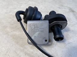 PORSCHE Porsche 911 991 Cayman 981 982 Engine Coolant Control Valve Unit with Bracket — thumbnail 8