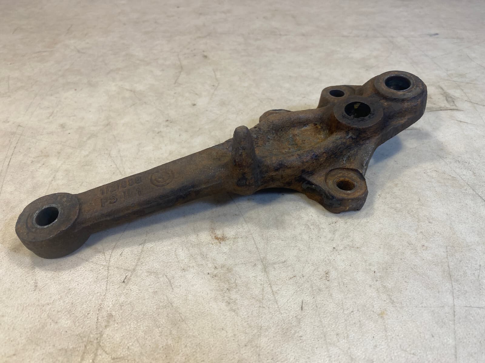 BMW BMW E23 7 SERIES FRONT RIGHT HUB CARRIER BRACKET REARWARD FORWARD 1121888