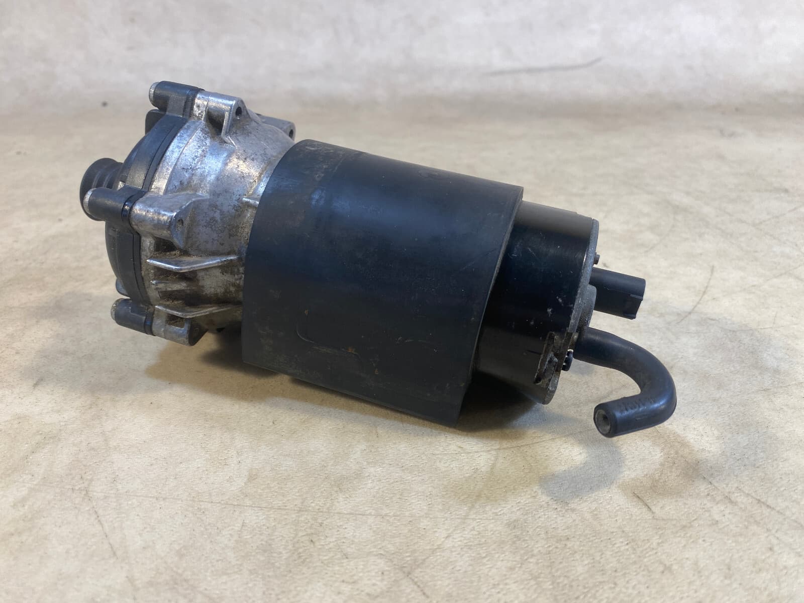 Mercedes G class W463 Genuine Auziliary Water Pump A0005000386