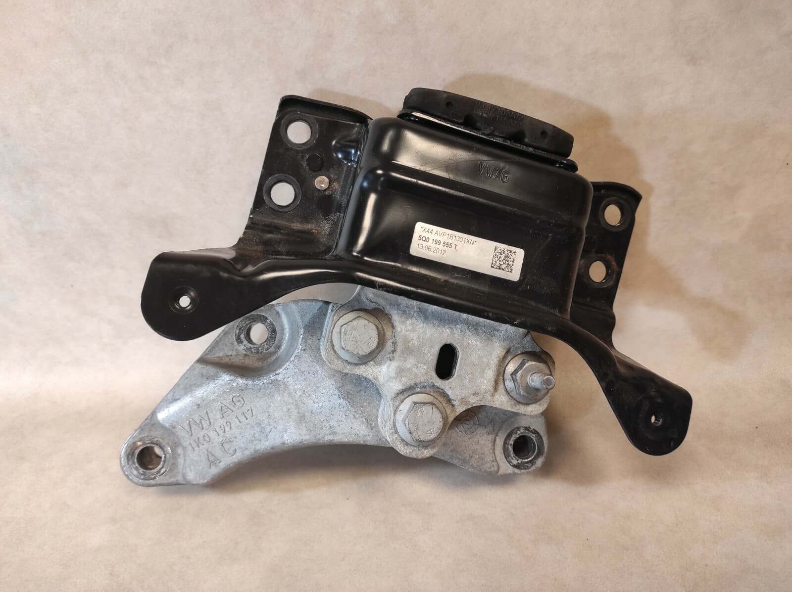 VW PASSAT B6 ENGINE MOUNT (PASSENGER LEFT SIDE) AND BRACKET 5Q0199555T 1K0199117
