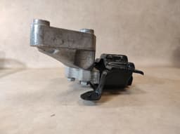 VW VW PASSAT B6 ENGINE MOUNT (PASSENGER LEFT SIDE) AND BRACKET 5Q0199555T 1K0199117 — thumbnail 4