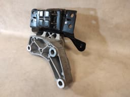 VW VW PASSAT B6 ENGINE MOUNT (PASSENGER LEFT SIDE) AND BRACKET 5Q0199555T 1K0199117 — thumbnail 7