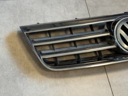 VW VW TOUAREG 7L 02-07 FRONT BUMPER GRILL BLACK SILVER CHROME With VW Badge — thumbnail 4