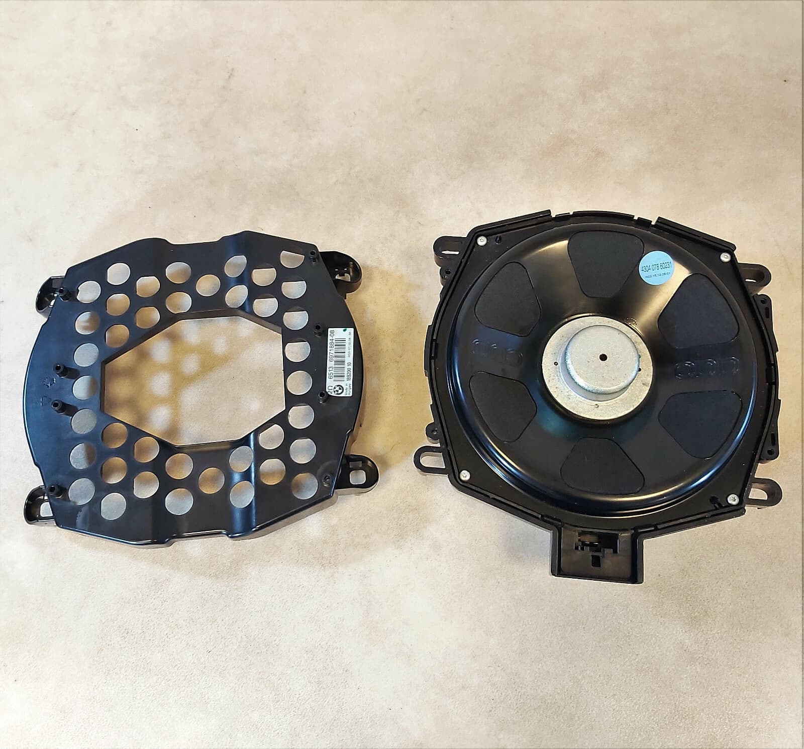 BMW E70 RIGHT/LEFT HIFI AUDIO LOWER FLOOR SYSTEM BASS SPEAKER SUB WOOFER OEM