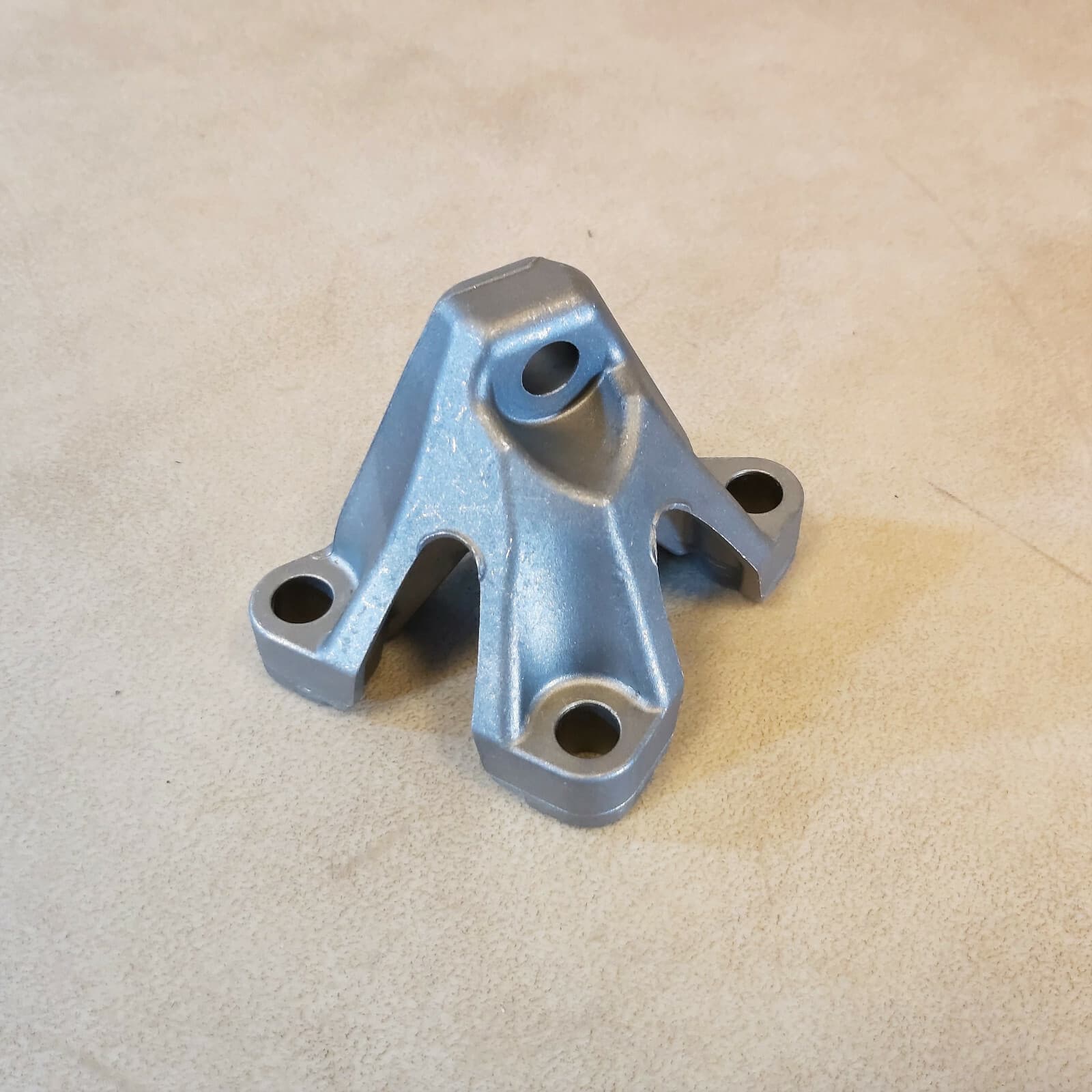 BMW BMW 3 5 6 7 8 X3 X4 X5 X6 X7 G-SERIES 3.0 disel FUEL PUMP MOUNTING BRACKET