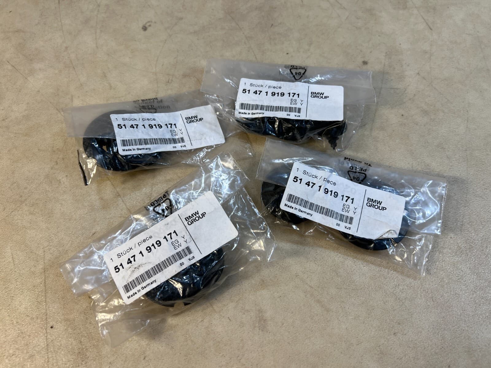BMW 7 E23 GENUINE NEW Mat Carpet Lock Bracket x4 psc