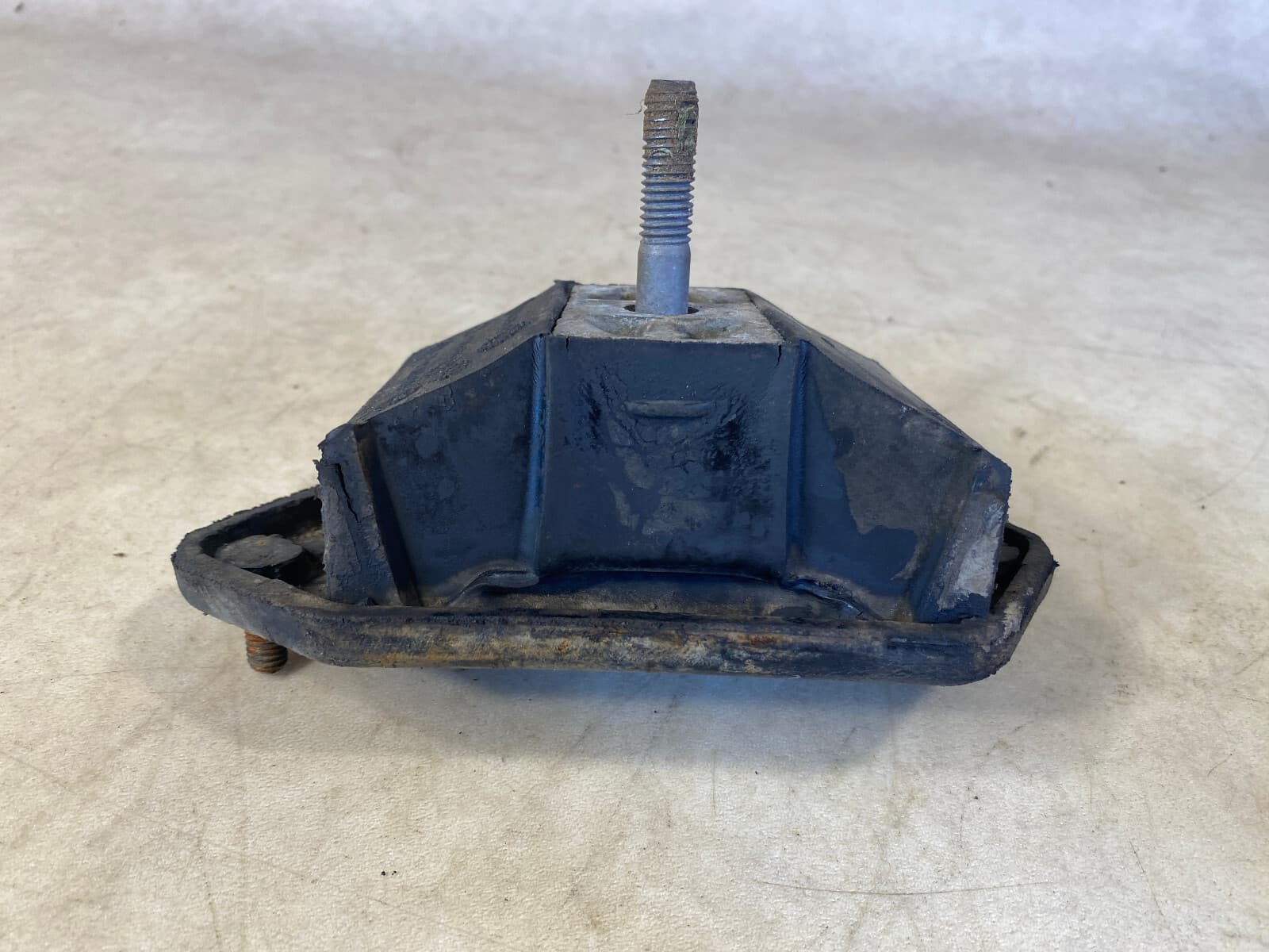 BMW BMW E23 7 SERIES Rubber Mounting Right 11811175307