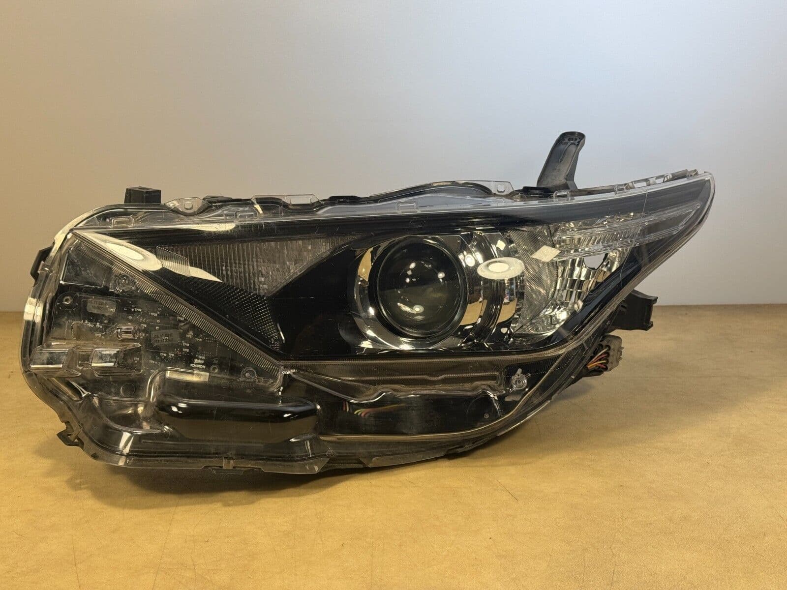 TOYOTA Genuine Toyota Auris II Facelift Halogen Headlights Left LED TFL 81150-02K30