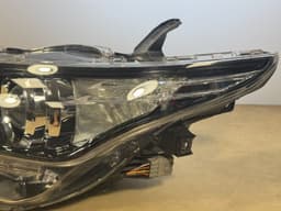 TOYOTA Genuine Toyota Auris II Facelift Halogen Headlights Left LED TFL 81150-02K30 — thumbnail 5