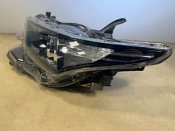 TOYOTA Genuine Toyota Auris II Facelift Halogen Headlights Left LED TFL 81150-02K30 — thumbnail 10