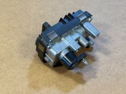 BMW BMW G30 G31 G11 G12 G05 G06 G07 5.0d M550dX GENUINE NEW Turbocharger Actuator — thumbnail 3