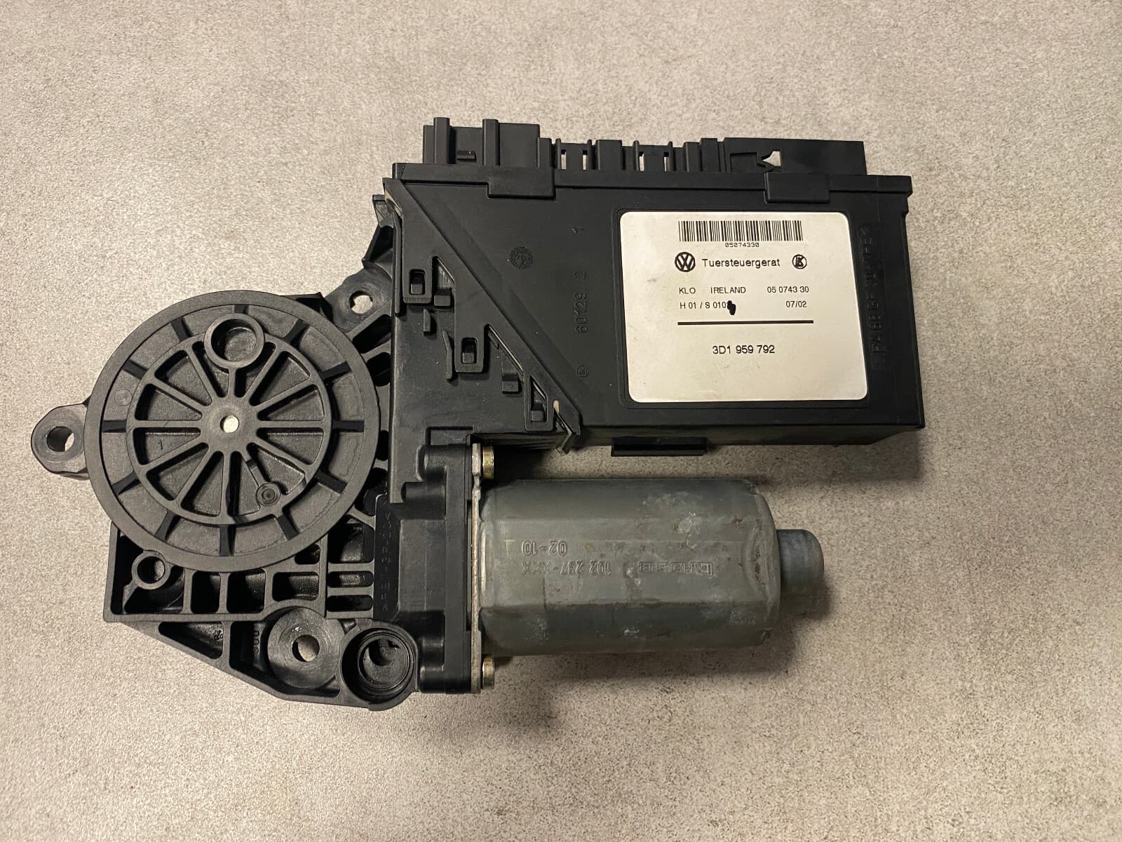 VW VW Touareg GENUINE Front Right Power Window Motor 3D1959792