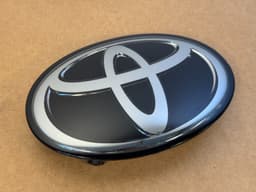 TOYOTA Genuinre FRONT GRILLE EMBLEM For TOYOTA TACOMA TUNDRA RADAR COVER 90975-02159 — thumbnail 3