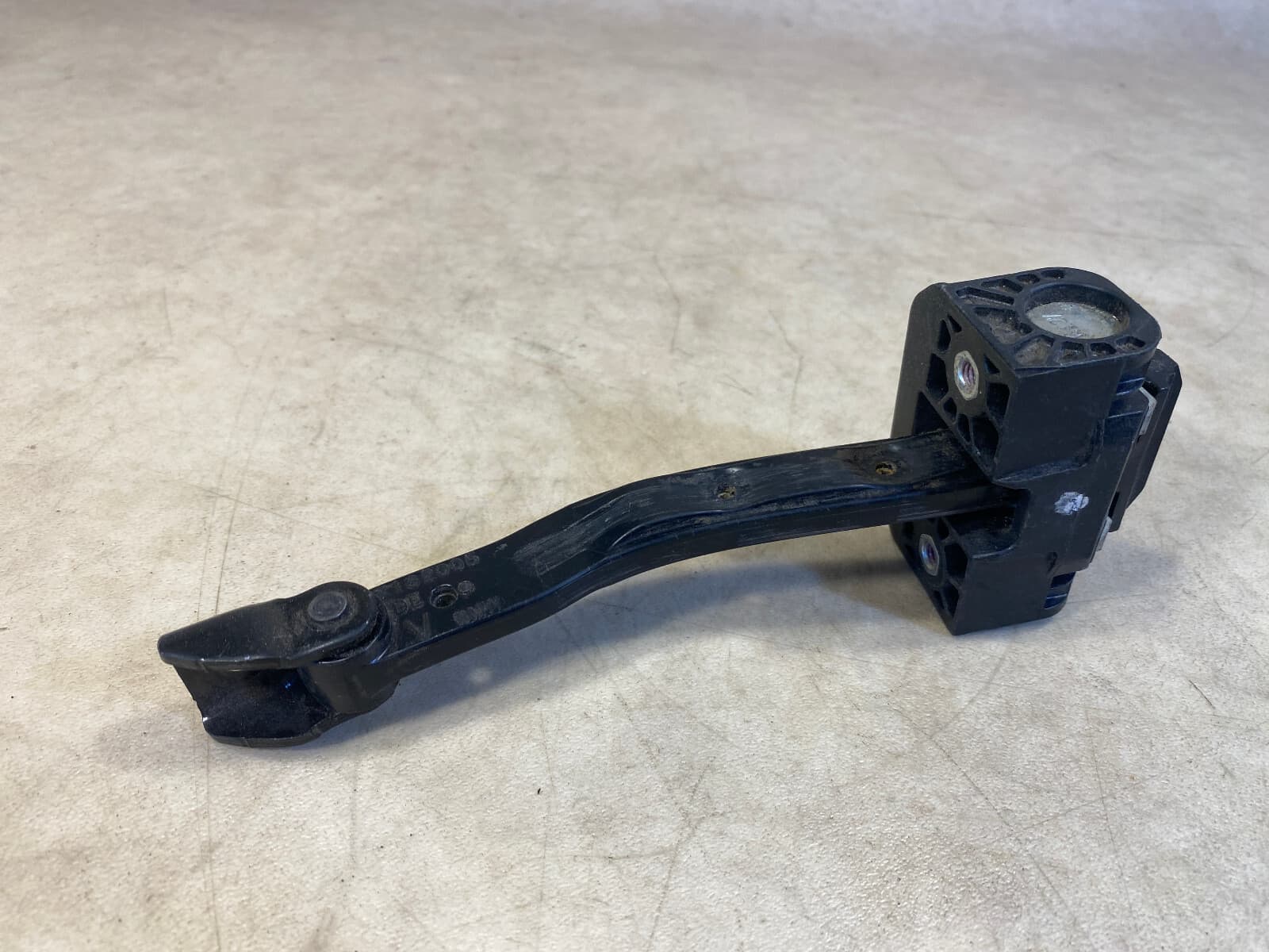 BMW OEM BMW 535I F10 FRONT RIGHT DOOR STRAP BRAKE STOPPER 7182005