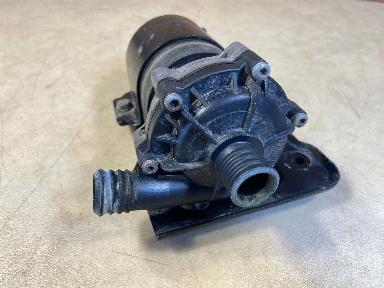 Mercedes G class W463 Genuine Auziliary Water Pump with Bracket A2205040740