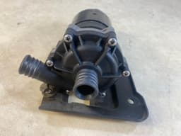 MERCEDES-BENZ Mercedes G class W463 Genuine Auziliary Water Pump with Bracket A2205040740 — thumbnail 9