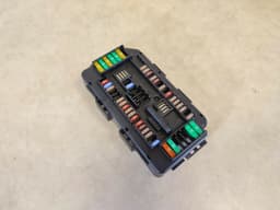 BMW BMW 3 Series F30 Front Power Distribution Fuse Box Control Module Unit 9389068 — thumbnail 1