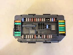 BMW BMW 3 Series F30 Front Power Distribution Fuse Box Control Module Unit 9389068 — thumbnail 3