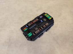 BMW BMW 3 Series F30 Front Power Distribution Fuse Box Control Module Unit 9389068 — thumbnail 2