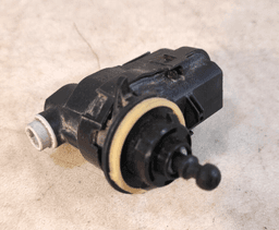 TOYOTA GENUINE TOYOTA Auris Motor Actuator Motor, Headlight Range Adjustment 90013783 — thumbnail 4