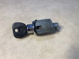 BMW GENUINE BMW E23 7 SERIES Trunk Lid Lock With Key 51241858639 — thumbnail 3