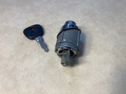 BMW GENUINE BMW E23 7 SERIES Trunk Lid Lock With Key 51241858639 — thumbnail 5