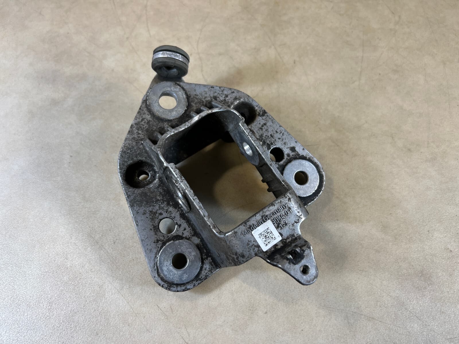 PORSCHE Porsche 911 991 GENUINE Rear Right Control Arm Bracket 99133132902
