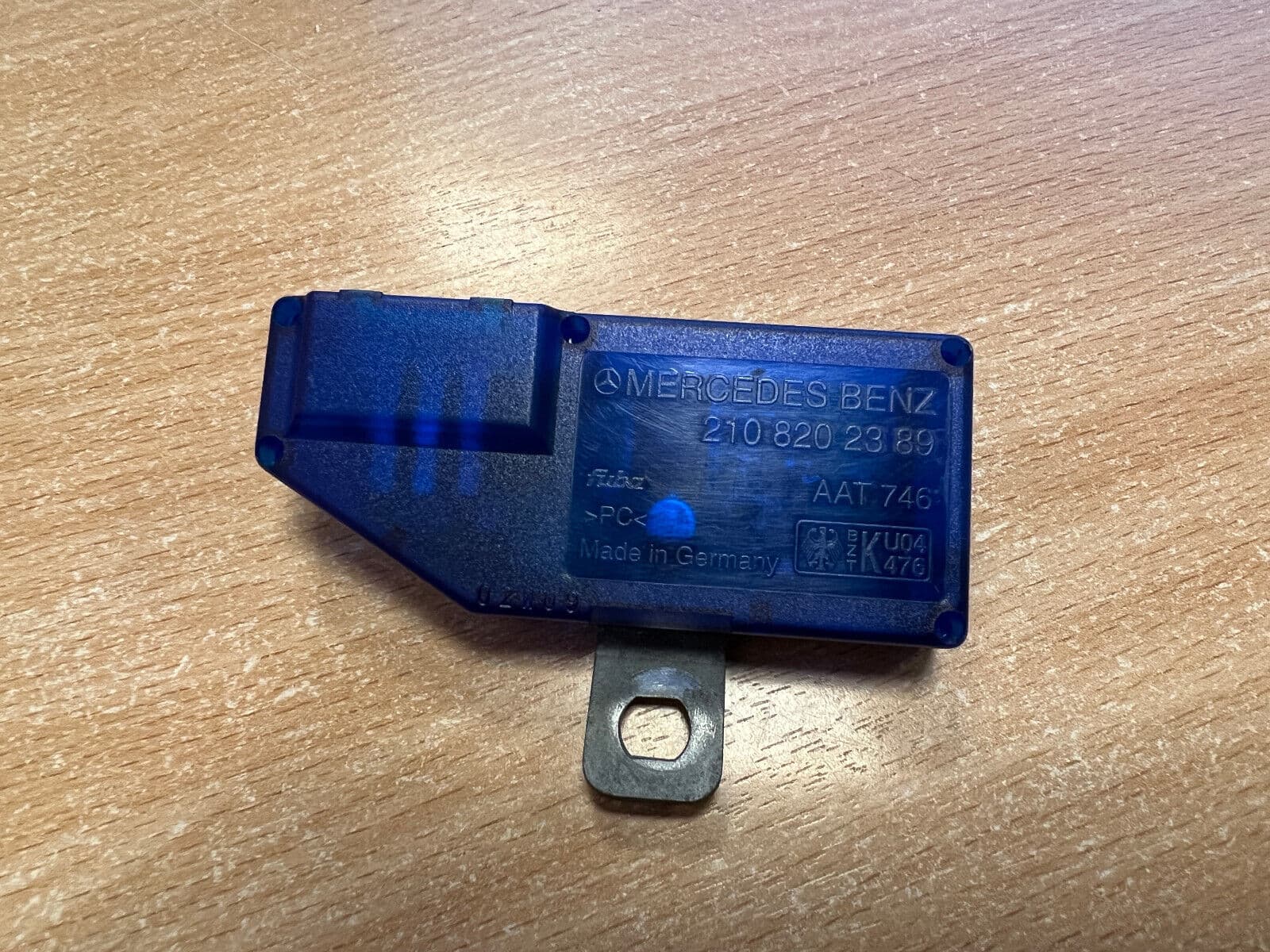 MERCEDES-BENZ Mercedes E G class W210 W463 Genuine Antenna Amplifier Unit A2108202389