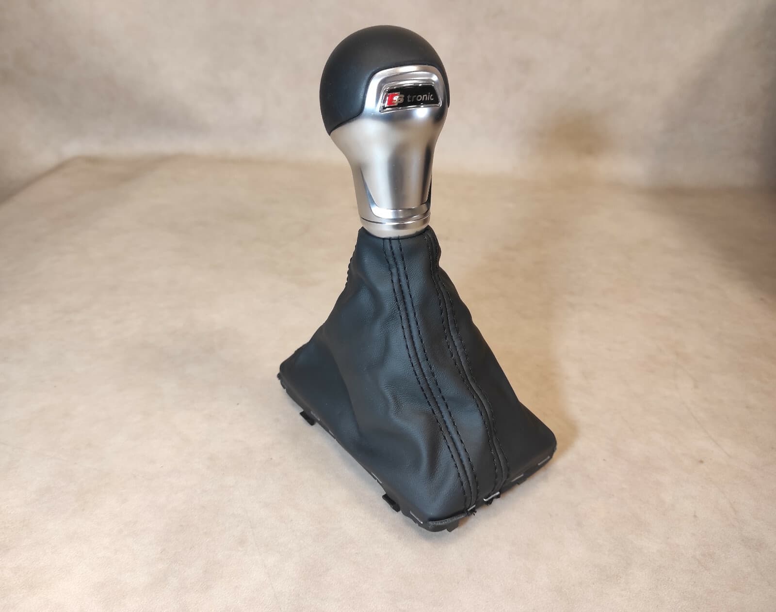 AUDI AUDI Q2 AUTOMATIC LEATHER BLACK GEAR KNOB, 81B713139, 81B 713 139