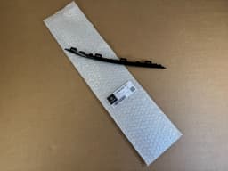 MERCEDES-BENZ Mercedes Benz VITO W447 GENUINE AMG BLACK FRONT RIGHT GRILLE BOTTOM MOLDING TRIM — thumbnail 2