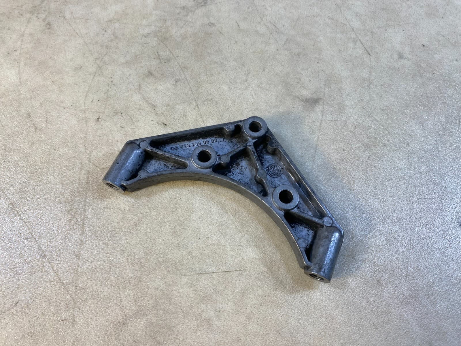 MERCEDES-BENZ Mercedes G class W463 G400 4.0 CDI OM628 Genuine Compressor Bracket A6282360030