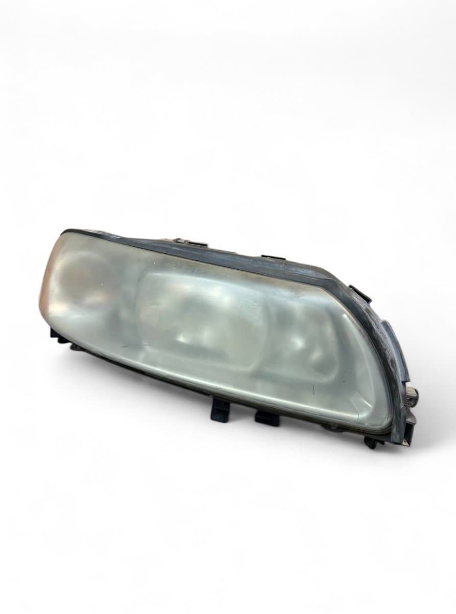 VOLVO 30698848 30698848 30784250 31446847 Headlight right VOLVO V70 II / XC70 I (P80) (2000-2007)