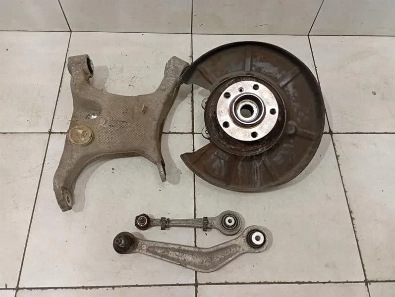 Rolls Royce Phantom MK7 Right Rear Hub 3332677792 Wheel Bearing Housing Rear Right-