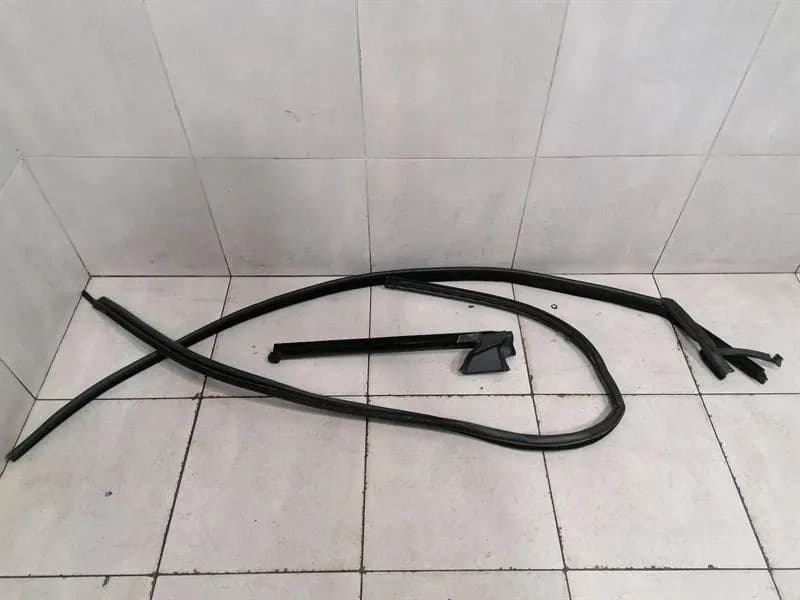 ROLLS ROYCE ROLLS ROYCE WRAITH RR5 COUPE Right Door Seal 51727376404 Right Door Seals -