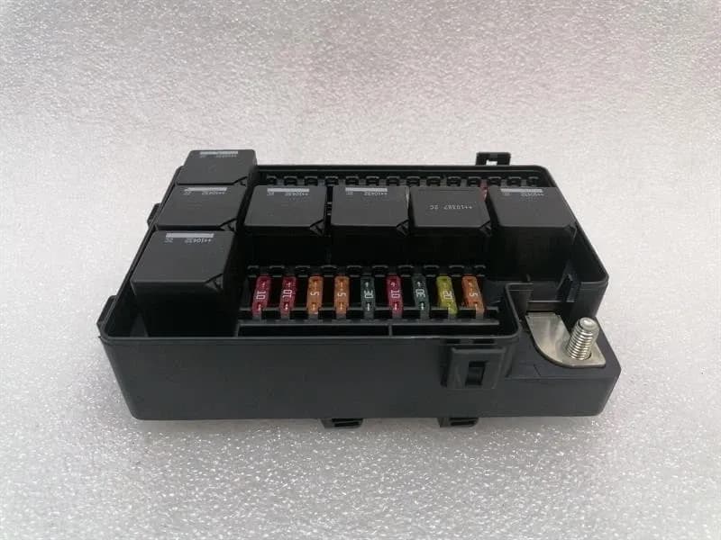 ASTON MARTIN Aston Martin Rapide 10-14 Fuse Box AD43-14A073-AB Fuse Box