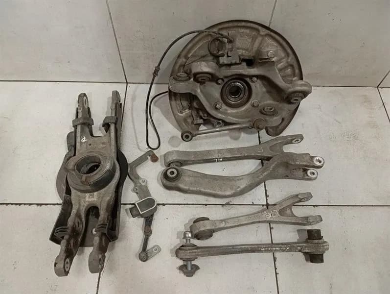 Mercedes W205 Coupe C63 AMG RLH Hub A2053501514 Wheel Bearing Housing Rear Left -