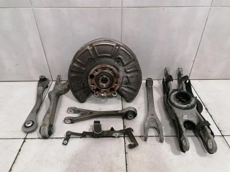 Mercedes C c63 AMG W205 Right Rear Hub A2053501614 Wheel Bearing Housing Rear Right-