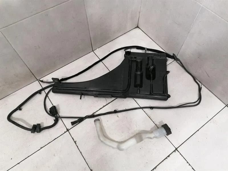 Maserati Quattroporte M156 washer fluid reservoir 670105311 washer fluid tank -