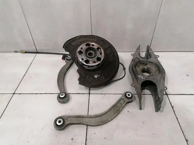 MERCEDES-BENZ Mercedes C Class W204 Left Rear Hub A2043501341 Wheel Bearing Housing Rear Left -