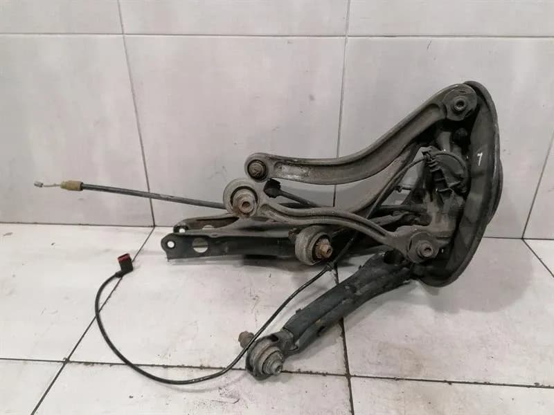 Mercedes C Class W204 Left Rear Hub A2043501341 Wheel Bearing Housing Rear Left -