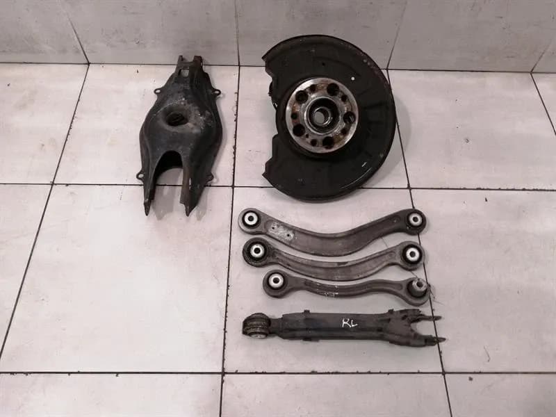 Mercedes C Class W204 Left Rear Hub A2043501341 Wheel Bearing Housing Rear Left -