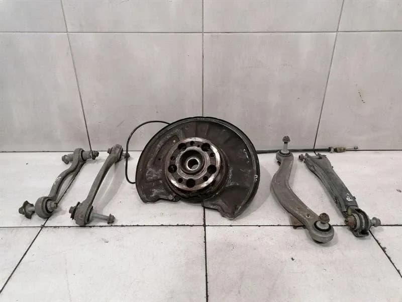 Mercedes C Class W204 Left Rear Hub A2043501341 Wheel Bearing Housing Rear Left -