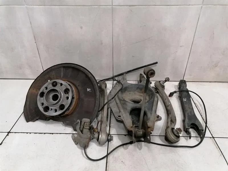 Mercedes C Class W204 Left Rear Hub A2043501341 Wheel Bearing Housing Rear Left -