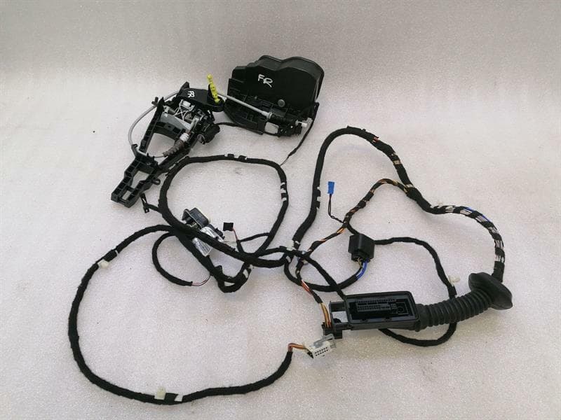 BMW BMW M4 F82 right RHD door lock 7202150 door lock right RHD