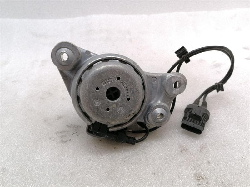 MERCEDES-BENZ Mercedes E63 AMG W213 Right Engine Mount A2902401800 Engine Holder Right M177 V8