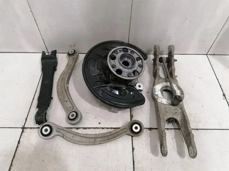 Mercedes E Class W238 Right Rear Hub A2133503205 Wheel Bearing Housing Rear Right