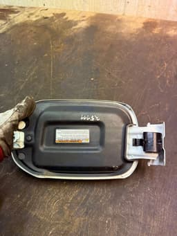 MITSUBISHI 9499С931 5940A409 Fuel flap MITSUBISHI OUTLANDER III (GG, GF, ZJ, ZK, ZL) (2012-2021) — thumbnail 6