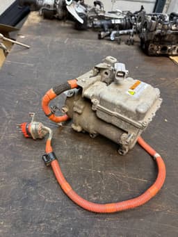 MITSUBISHI AKJ200A202F 7813A784 AC / aircon Compressor MITSUBISHI OUTLANDER III (GG, GF, ZJ, ZK, ZL) (2012-2021) — thumbnail 3