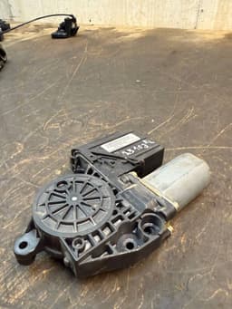 VW 7H1959801 0130821999 Window Regulator Motor Front Left VW TRANSPORTER T5 / MULTIVAN (7H, 7E, 7J) (2003-2015) — thumbnail 2